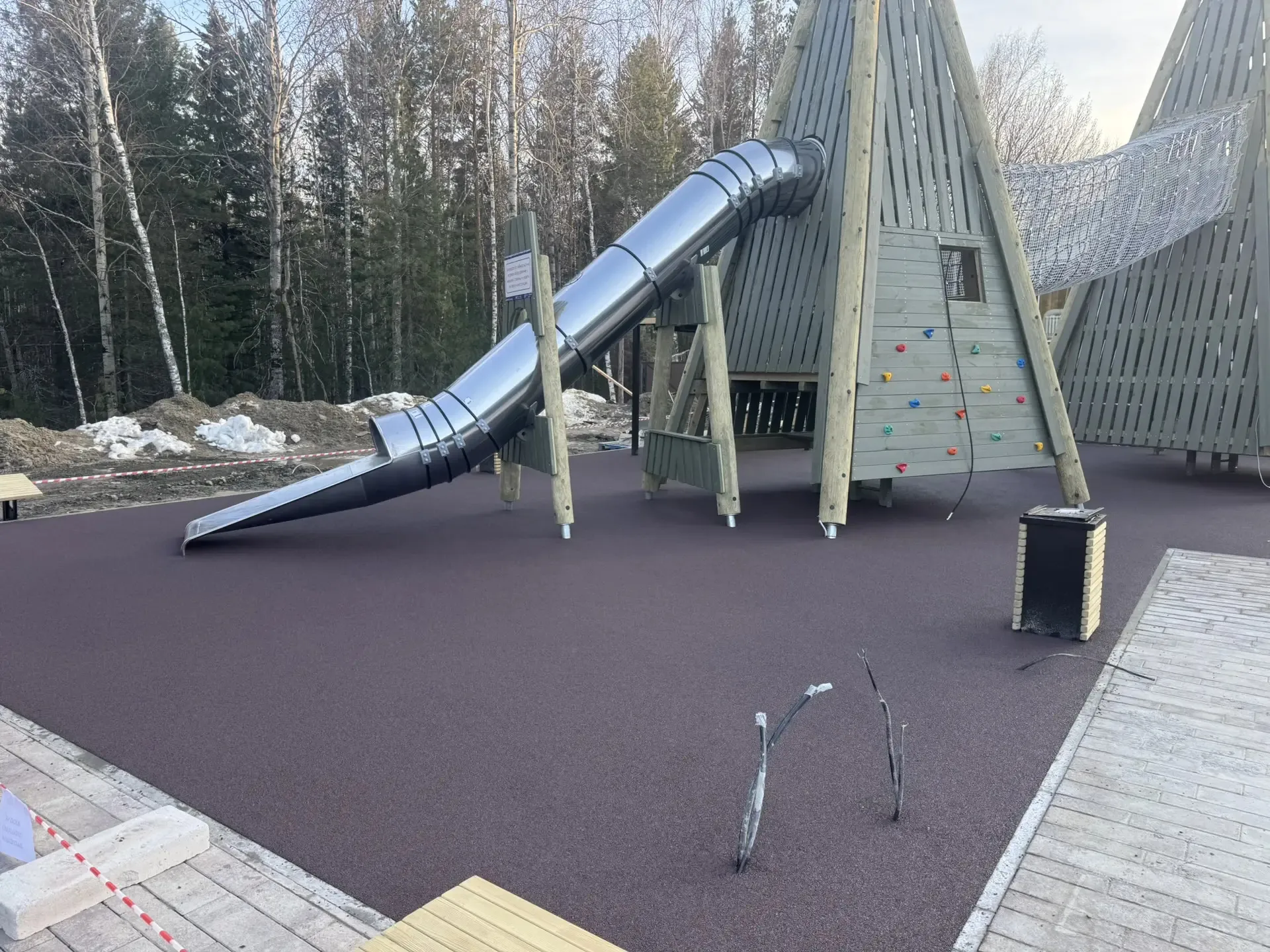 Резиновое покрытие на детской площадке в Ханты-Мансийске