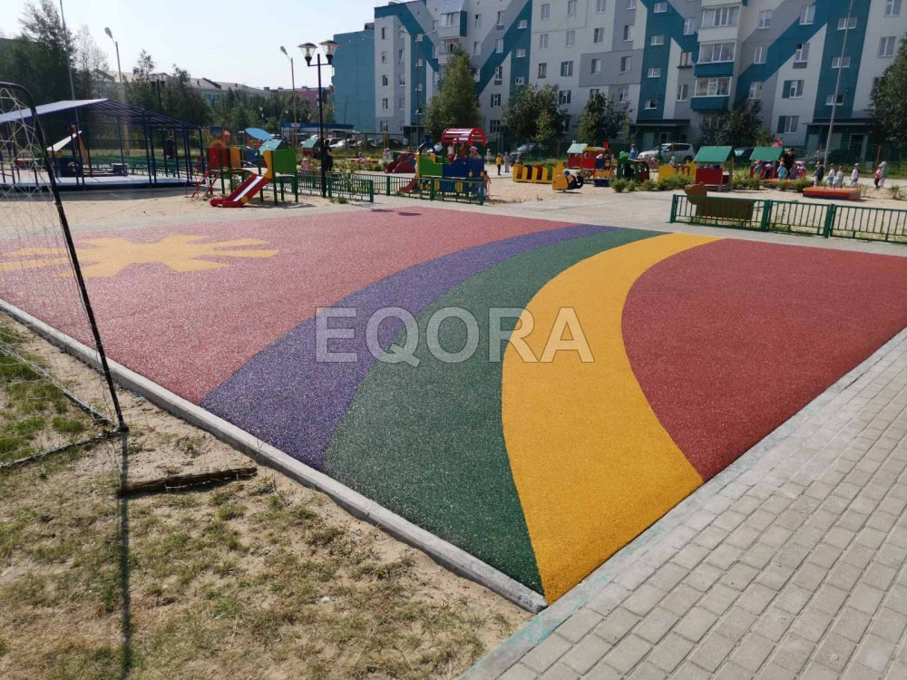 фото - резиновое покрытие для детской площадки из крошки